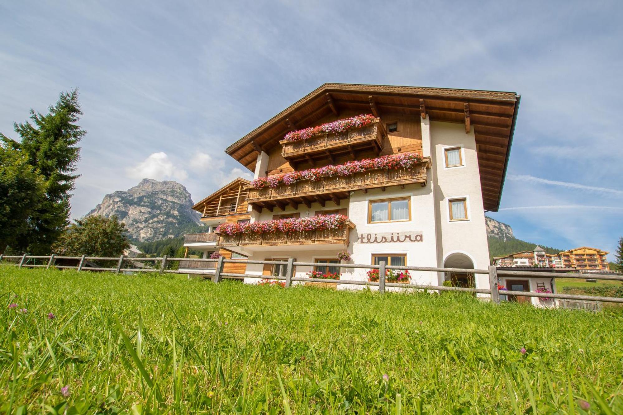 Dolomitdreams Hotel La Villa  Exterior photo